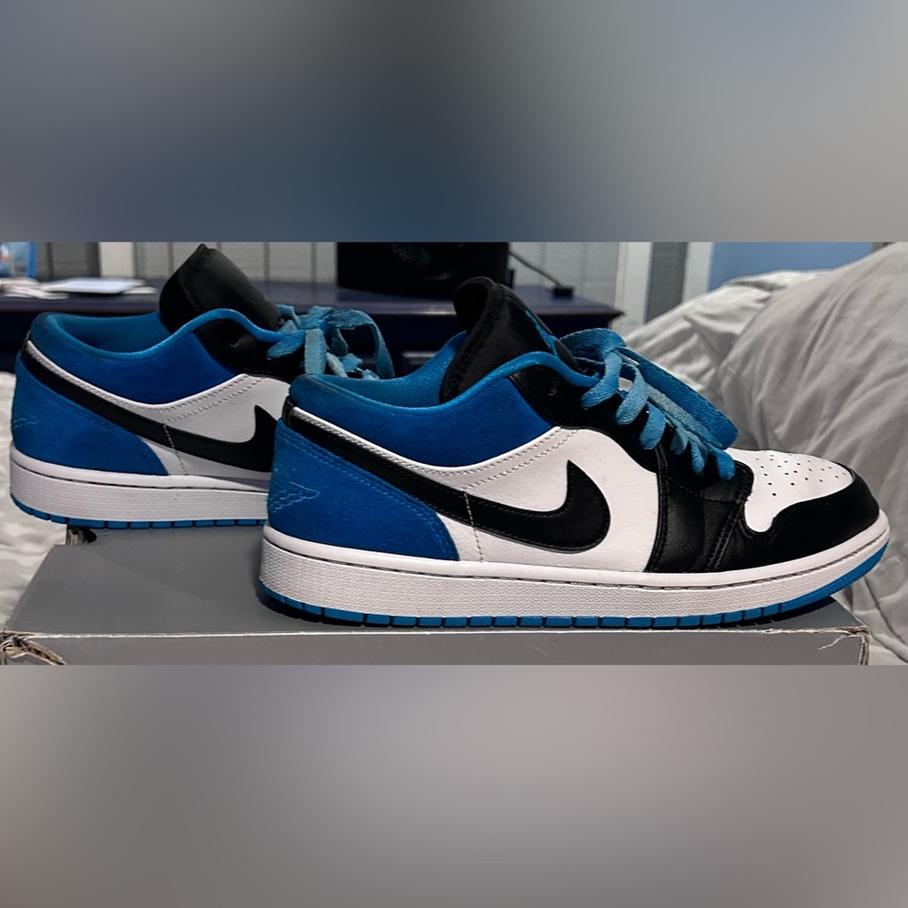 ** BEST DEAL IN CLOSET** LIGHTLY WORN JORDAN 1 unc low size 9 mens 10.5 women